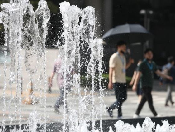 ▲ 무더위로 시민들이 양산을 쓰고 걸어가고 있다. 사진=뉴시스