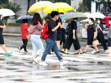 ▲ 시민들이 우산을 쓰고 걸어가고 있다. 사진제공=뉴시스