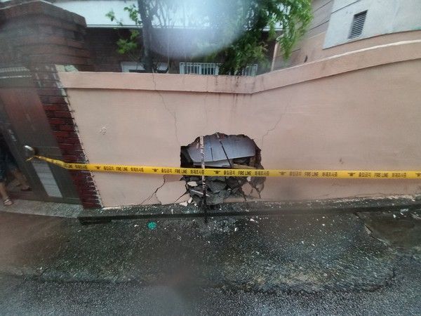 ▲ 태풍 '카눈' 북상, 부산 담벼락에 구멍 사진=뉴시스