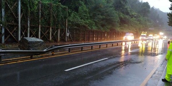 ▲ 10일 오전 울산 방어진 미포조선앞 1차로(아산로 방향)에 바위가 낙하해 경찰이 교통을 통제하고 있다. 사진=울산시