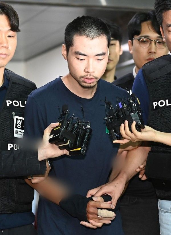 ▲ 14명의 사상자가 발생한 '분당 흉기 난동 사건'의 피의자 최원종(22)이 10일 오전 경기도 성남시 수정경찰서에서 검찰로 송치되고 있다. 사진=뉴시스