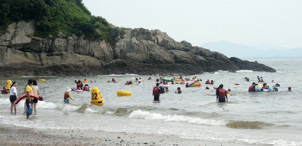 ▲ 무더위가 이어지고 있는 12일 전북 부안군 모항해수욕장이 더위를 이겨내기 위해 찾은 피서객들로 북적이고 있다. 2023.08.12. 사진=뉴시스
