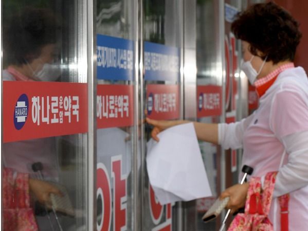 ▲ 한 시민이 약국에 방문했다. 사진=뉴시스