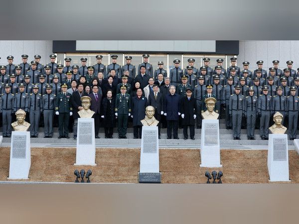 ▲ 육사 충무관 앞에 자리잡은 홈범도와 김좌진, 지청천, 이범석 장군을 비롯해 신흥무관학교 설립자인 이회영 선생의 흉상. 사진=뉴시스