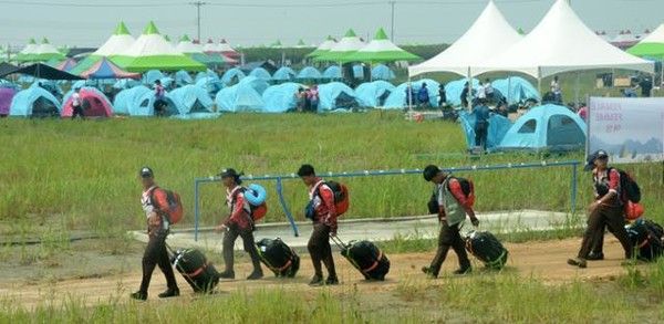 ▲ 2023 새만금 제25회 세계스카우트잼버리 대회가 개회한 1일 전북 부안군 세계스카우트 잼버리에서 스카우트 대원들이 짐을 나르고 있다. 사진=뉴시스