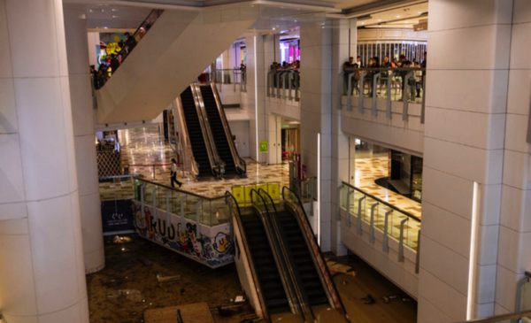 ▲ 홍콩의 한 쇼핑몰이 폭우로 침수된 모습. 사진=뉴시스