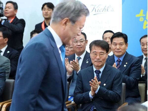 ▲ 문재인 대통령과 장하성 정책실장. 사진=뉴시스