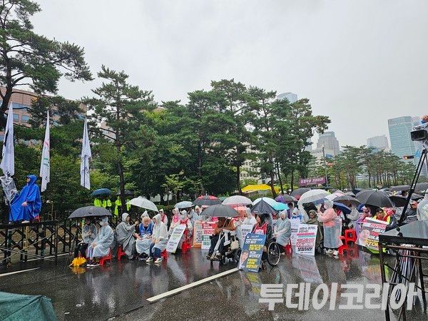 ▲전장연이 20일 서울 여의도 이룸센터 앞 한국판T4철폐를 위한 농성장 앞에서 ‘장애인 지원 예산 확대’를 주장하는 ‘1+1=100 ‘뻥튀기·갈라치기·혐오정치 철폐’장애인 권동료리 쟁취 전국 결의대회’를 진행했다. 사진=김시온기자