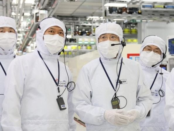 ▲ 추경호 부총리 겸 기획재정부 장관(오른쪽 두번째)이 27일 경기도 이천 SK하이닉스 이천사업장을 방문해 반도체 생산 현장을 둘러보며 관계자의 설명을 듣고 있다. 사진=기획재정부
