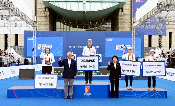 ▲ 정의선 대한양궁협회장(현대차그룹 회장)이 3일 열린 '현대자동차 정몽구배 한국양궁대회 2023'에서 리커브 종목 시상식을 마치고 선수들과 기념촬영을 하고 있는 모습 사진=대한양궁협회