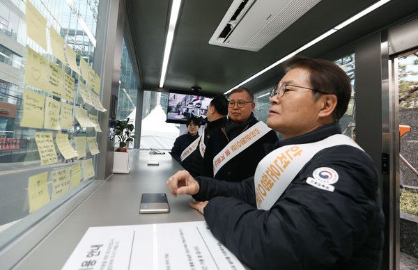 ▲&nbsp;강남구 이동노동자 쉼터를 방문한 이정식 고용노동부 장관(첫줄), 정헌재 강남구 부구청장(둘째줄). 사진=강남구청