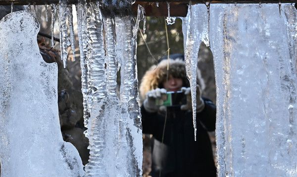 ▲ 수도권지역에 영하권 추운날씨를 보인 15일 경기도 용인시 한국민속촌에 설치된 물레방아에 고드름이 매달려 있다. 2024.01.15. 사진=뉴시스