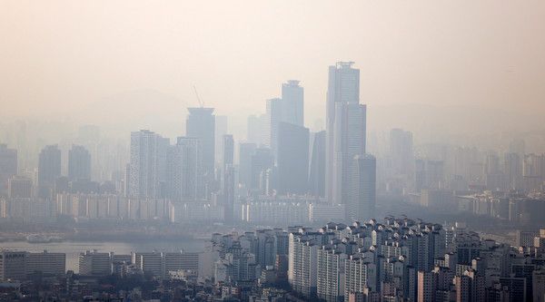 ▲ 서울 일부 지역 미세먼지 농도가 '나쁨' 상태를 보인 10일 오후 서울 남산공원에서 바라본 도심이 흐린 모습이다. 2023.12.10. 사진=뉴시스