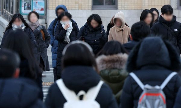 ▲ 영하권 추운 날씨를 보인 16일 오전 서울 종로구 광화문 네거리에서 시민들이 출근길 발걸음을 재촉하고 있다. 2024.01.16. 사진=뉴시스