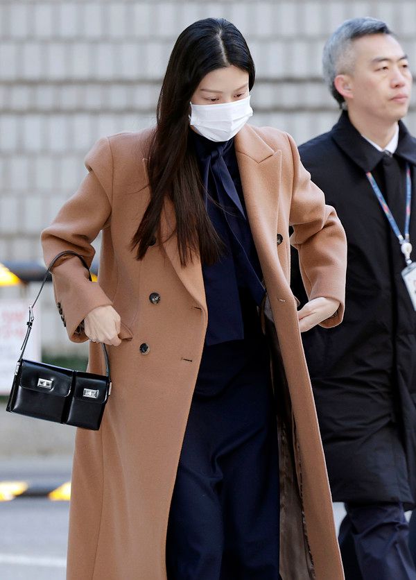 ▲ 조민 씨가 26일 서울 서초구 서울중앙지방법원에서 열린 입시 비리 혐의 공판에 출석하고 있다. 사진=뉴시스