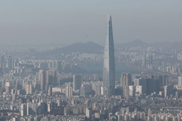 ▲ 서울 미세먼지 농도가 ‘나쁨’ 수준을 보인 12일 오후 경기도 광주 남한산성에서 바라본 서울 도심. 사진=뉴시스