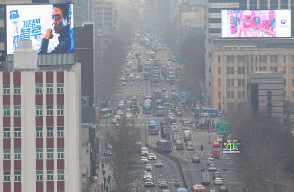▲ 서울의 초미세먼지 농도가 '나쁨' 수준을 보인 4일 오전 서울 시내가 뿌옇다. 사진=뉴시스