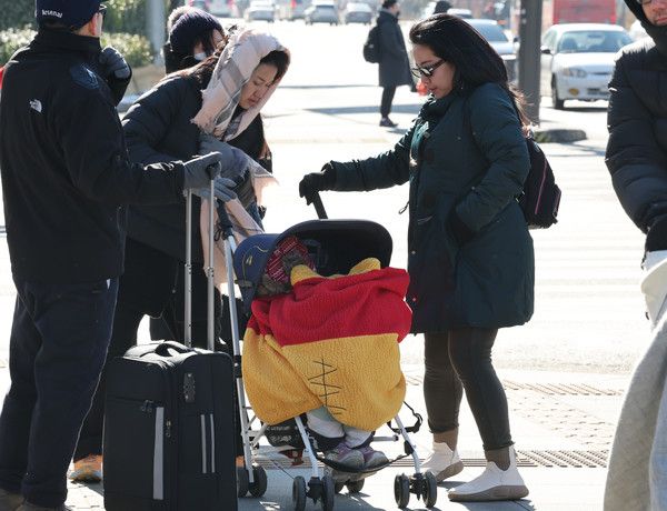 ▲ 새해 첫 주말인 7일 서울 종로구 광화문 네거리에서 추운 날씨에 관광객이 유모차에 담요를 두르고 이동하고 있다. 2024.01.07. 사진=뉴시스