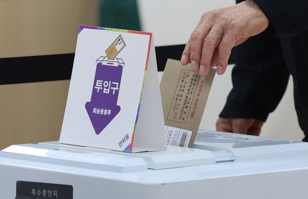 ▲ 서울시교육감 보궐선거 사전투표 둘째날인 12일 오전 서울 숭인1동 주민센터에 마련된 사전투표소에서 유권자가 소중한 한표를 행사하고 있다. 2024.10.12.