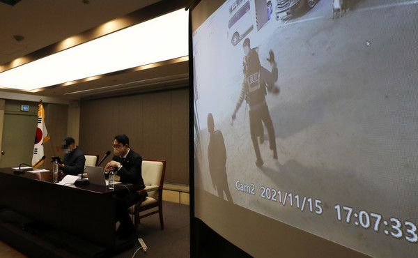 ▲ 인천 층간소음 흉기난동 사건 CCTV 영상 공개 기자회견에서 피해자 대리인 김민호 VIP법률사무소 대표변호사가 CCTV 영상 공개 및 영상 내용을 소개 하고 있다. 사진=뉴시스