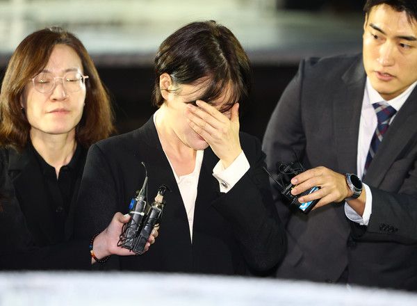 ▲ 음주운전 혐의로 입건된 문재인 전 대통령의 딸 문다혜 씨가 18일 서울 용산경찰서에서 열린 조사를 마치고 건물을 나서고 있다. 사진=뉴시스