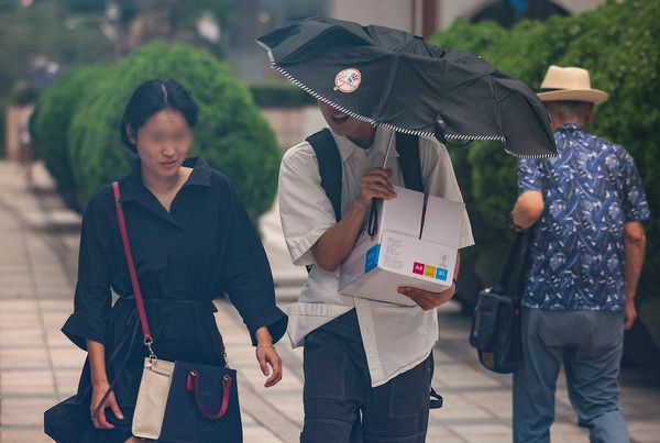 ▲ 절기상 ‘처서’인 지난 8월 22일 서울 중구 세종대로에서 우산을 쓴 시민들이 비바람을 맞으며 이동하고 있다. 사진=뉴시스