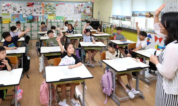 ▲ 대구 달서구 대구덕인초등학교 2학년 2반 학생들이 선생님과 방학 동안 기억에 남는 일에 대해 이야기 나누고 있다. 사진=뉴시스