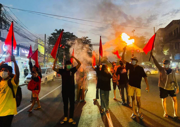 ▲ 지난 9월 19일 민주화 시위대가 미얀마 양곤에서 군사정부에 항의하는 플래시몹을 진행하고 있다. 사진=뉴시스