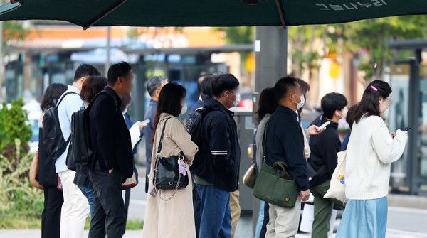 ▲ 서울 종로구 세종대로사거리에서 시민들이 외투를 입고 횡단보도를 건너고 있다. 사진=뉴시스