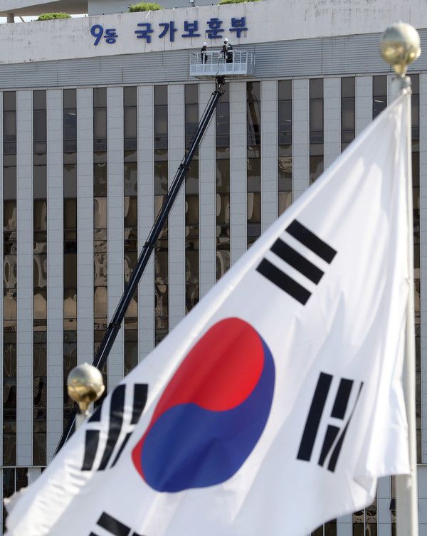 ▲ 세종시 어진동 정부세종청사 국가보훈처 외벽에 '국가보훈부' 대형 현판 교체작업이 이뤄지고 있다. 사진=뉴시스