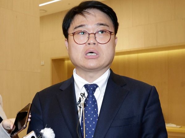 ▲ 임현택 대한의사협회 회장 당선인이 31일 서울 용산구 대한의사협회에서 열린 의대증원 저지를 위한 비상대책위원회 회의 전 취재진 질문에 답변하고 있다. 2024.03.31. 사진=뉴시스