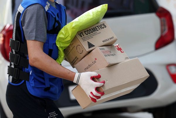 ▲ 서울 마포구 한 주택가에서 택배기사가 택배를 배송하고 있다. 사진=뉴시스