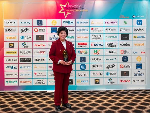 ▲ 이현경 보람상조애니콜 대표가 23일 ‘2024 소비자의 선택’ 시상식에서 기념촬영을 하고 있다.