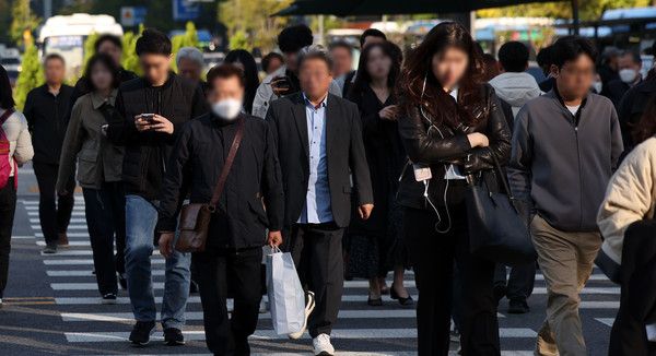 ▲ 서울 종로구 세종대로 사거리에서 옷차림을 두껍게 한 직장인들이 출근을 하고 있다. 사진=뉴시스