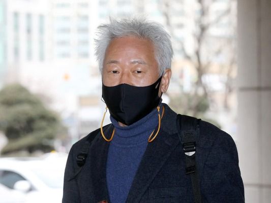 ▲ ▲ 강의 중 학생들에게 '위안부는 자발적 매춘'이라는 취지의 발언을 해 명예훼손 혐의로 재판에 넘겨진 류석춘 전 연세대 교수가 15일 오전 서울 마포구 서울서부지방법원에서 열린 첫 공판에 출석하고 있다. 사진=뉴시스