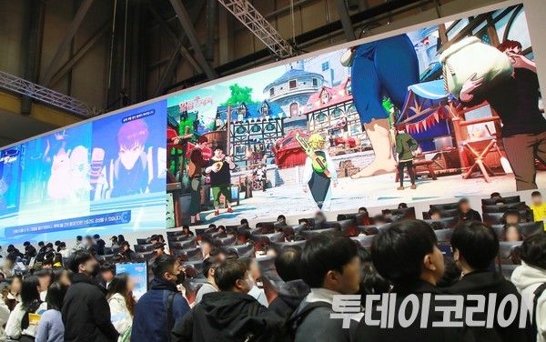 ▲ 18일 부산 벡스코에서 열린 지스타 2023 넷마블 부스를 찾은 참관객들이 게임을 즐기고 있다. 사진=투데이코리아