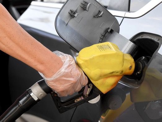 ▲ 연일 유가가 치솟고 있는 지난 16일 광주 서구 한 주유소에 한 운전자가 주유를 하고 있다. 사진=뉴시스