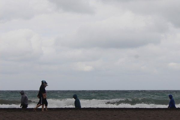 ▲ 제주시 삼양해수욕장 검은모래해변을 찾은 시민들이 맨발 걷기를 하고 있다. 사진=뉴시스