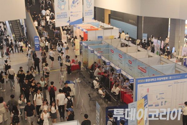 ▲ 지난 9월 중앙대학교에서 열린 ‘중앙대학교 2024 취업박람회’의 모습. 사진=이기봉 기자