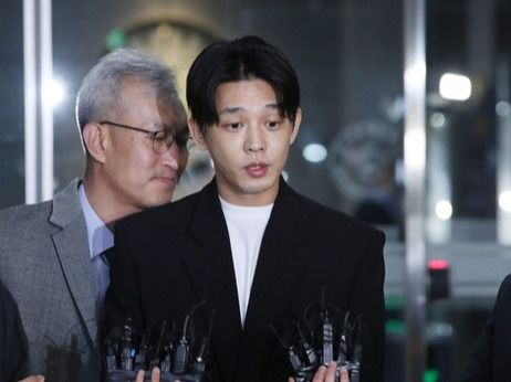 ▲ 마약 투약 혐의를 받는 배우 유아인(37·본명 엄홍식)이 27일 서울 마포구 서울경찰청 마약범죄수사대에서 마약류 관리법 위반 혐의로 조사를 마친 뒤 취재진의 질문에 답하고 있다. 사진=뉴시스