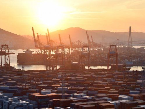 ▲ 올해 3분기 중소기업 수출은 전년 동기 대비 5.9%증가한 284억7000만달러(약 39조2829억원)로 집계됐다. 부산 남구 신선대와 감만부두에서 컨테이너 선적 및 하역작업이 진행되는 모습. 사진=뉴시스