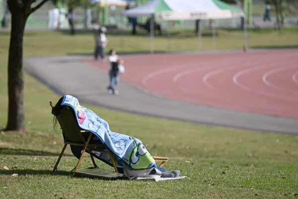 ▲ 29일 오후 광주 북구 용봉동 전남대학교 캠퍼스에서 한 학생이 캠핑 의자에 앉아 담요를 덮어 쓴 채 낮잠을 청하고 있다. 사진=뉴시스