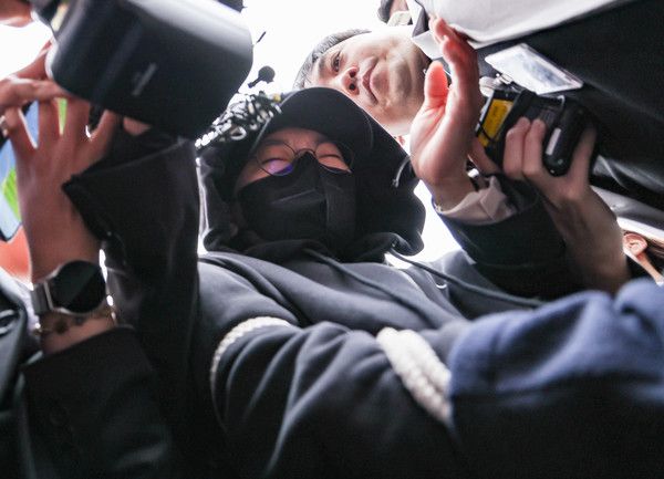 ▲ 남현희 전 펜싱 국가대표의 재혼 상대로 알려진 뒤 사기 혐의를 받는 전청조 씨가 3일 오후 서울 송파구 서울동부지방법원에서 열린 구속 전 피의자 심문(영장실질심사)를 마친 뒤 법정을 나서고 있다. 2023.11.03. 사진=뉴시스