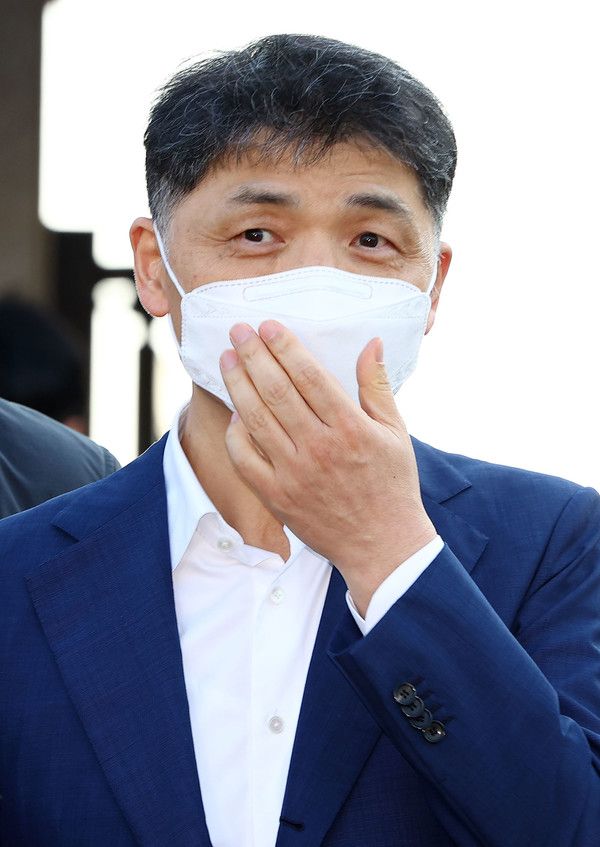 ▲ SM 엔터테인먼트 인수 과정에서 시세조종을 지시·공모한 혐의로 구속된 카카오 창업자 김범수 경영쇄신위원장이 31일 오후 서울 구로구 서울남부구치소에서 보석 석방돼 구치소를 나서며 입장을 밝히고 있다. 사진=뉴시스