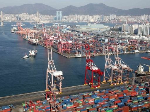 ▲ 부산 남구 신선대(아래) 및 감만(위) 부두 야적장에 컨테이너가 가득 쌓여 있다. 사진=뉴시스