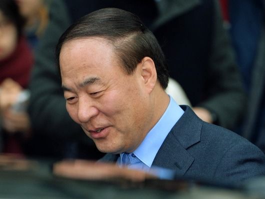 ▲ ▲ 2014년 12월 24일 당시 전영현 삼성전자 메모리사업부장 사장이 수요 사장단회의를 마친 뒤 서울 서초동 삼성전자 서초사옥을 나서고 있다. 사진=뉴시스