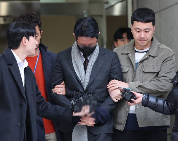 ▲ 배우 이선균에게 마약을 제공한 혐의를 받는 현직 의사 B씨가 인천 미추홀구 인천지방법원에서 영장실질심사를 마치고 나오고 있다. 사진=뉴시스