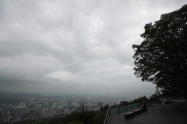 ▲ 전국 대부분 지역에 장마가 이어진 24일 서울 남산에서 바라본 도심 하늘에 먹구름이 드리워져 흐린 날씨를 보이고 있다. 2023.07.24. 사진=뉴시스