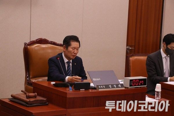 ▲ 지난달 15일 진행된 국회 법제사법위원회 국정감사에서 정청래 법사위원장이 발언하고 있다. 사진=투데이코리아