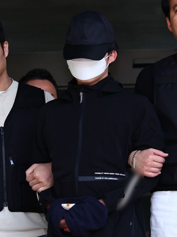 ▲ 강남역 인근에서 여자친구를 흉기로 살해한 의대생 최모씨가 지난 5월 서울 서초구 서초경찰서에서 서울중앙지검으로 송치되고 있다. 사진=뉴시스